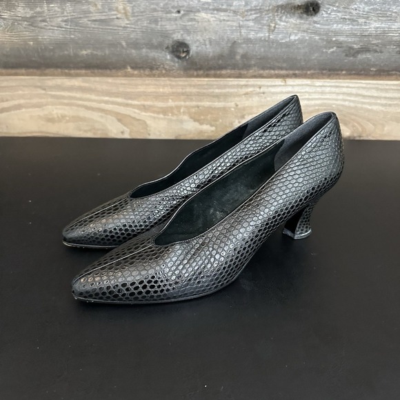 Stuart Weitzman Shoes - Vtg Stuart Weitzman Black Snakeskin Heel Pointed Toe Pumps Heels 8.5 B Designer